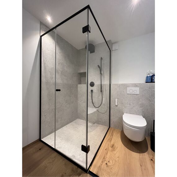 Glasdusche mit schwarzem Rahmen und Beschlägen