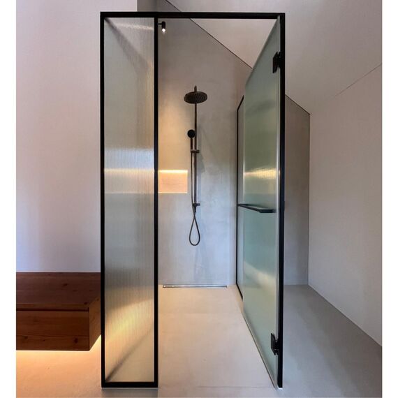Dusche mit schwarzem Rahmen und Rillenglas