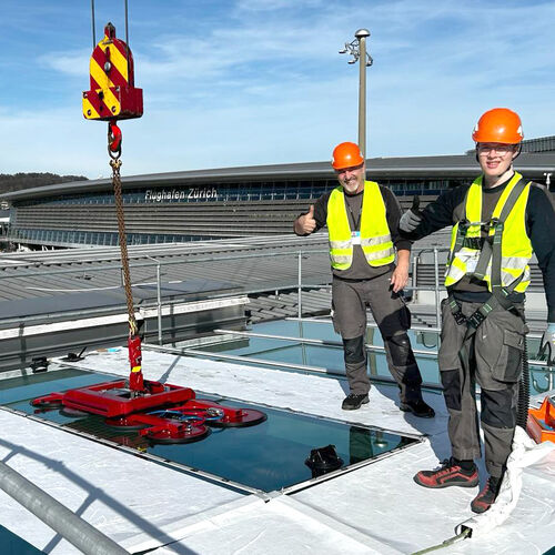 Reparatur eines Glasdaches am Flughafen Zürich