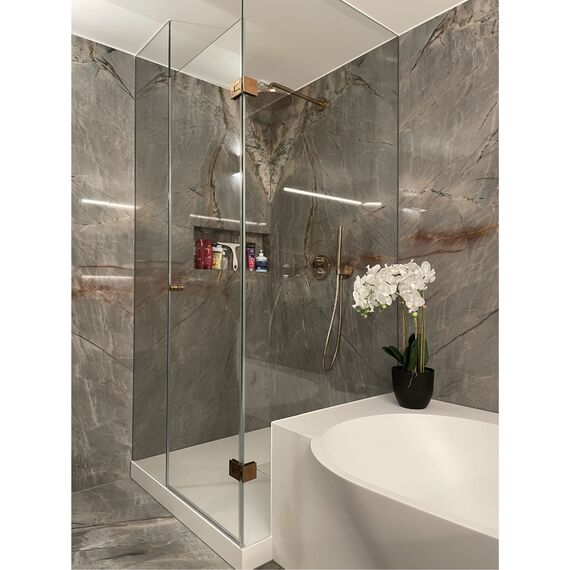 Dusche mit goldenen Beschlägen
