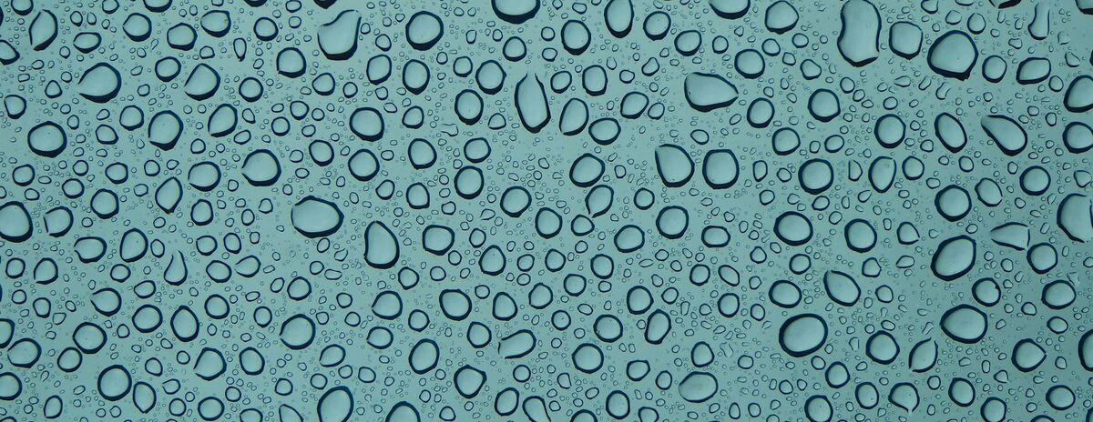 Wasser perlt auf Glas ab