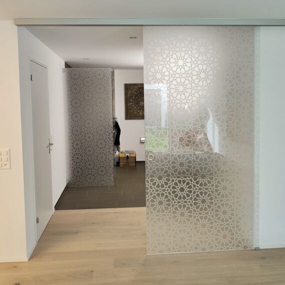 Glastür mit Design
